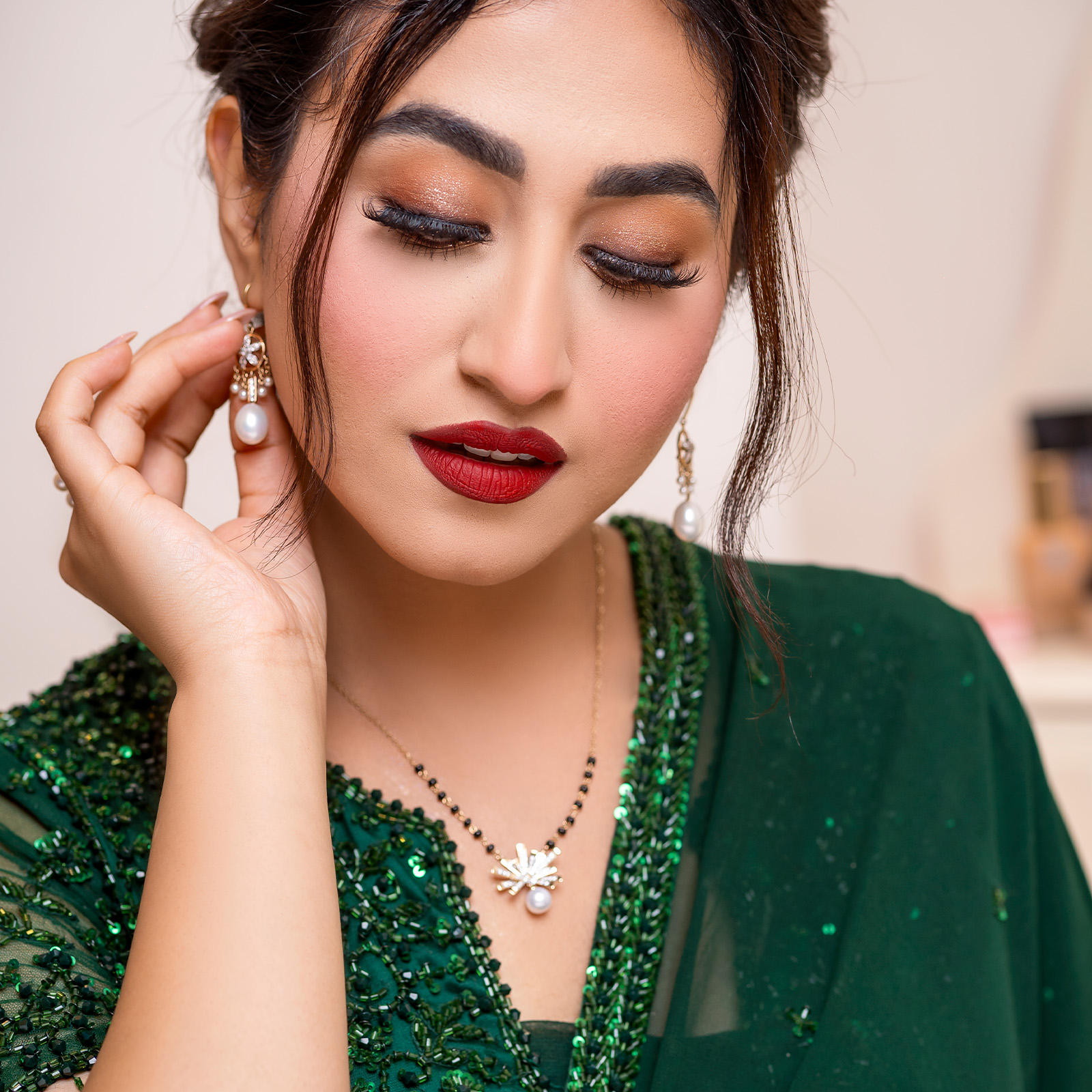 Makhmali-Phool-Mangalsutra-Model-SHot-2.jpg Makhmali Phool Mangalsutra