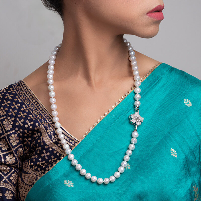Jenna Flower Round Pearl Necklace / 23 Inches