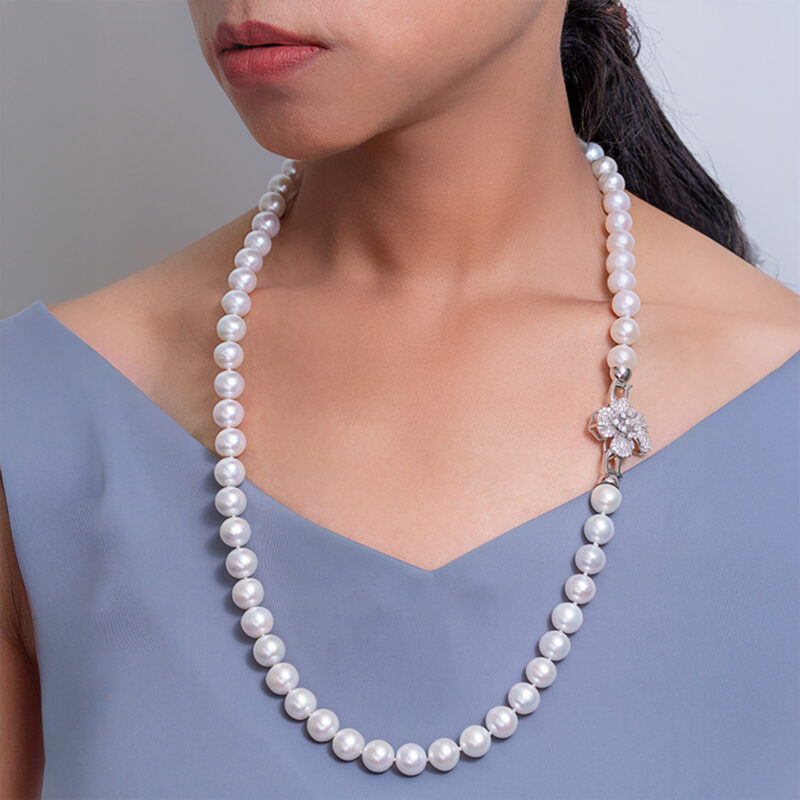 Jenna Flower Round Pearl Necklace / 23 Inches